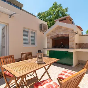 small-private-house-with-a-terrace-in-trogir.splithotels.org/