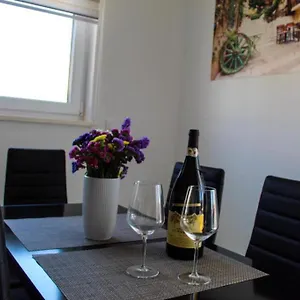 apartmani-manuela.splithotels.org/